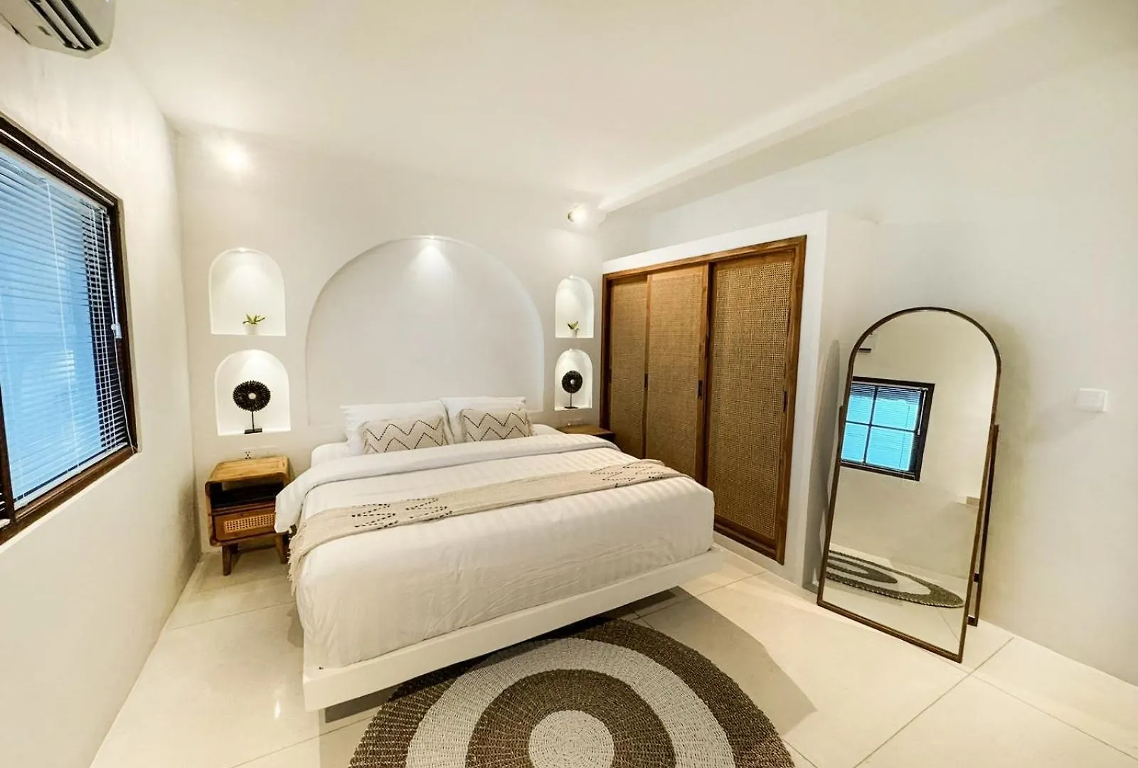 White Harsita Villa Seminyak - Managed By Harsita Villa Management Indonesien